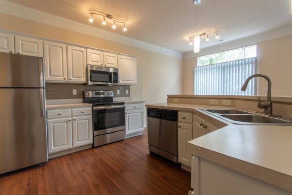 This is a photo of the kitchen in the 1578 square foot, 3 bedroom, 2 and 1/2 bath Flagship floor plan at Nantucket Apartments in Loveland, OH.