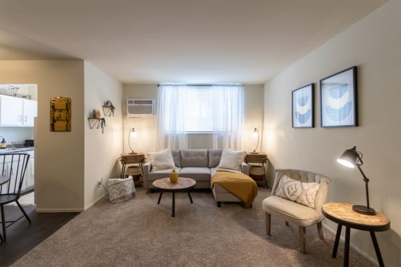 This is a picture of the living room in a 576 sq foot 1 bedroom, 1 bath apartment at Red Bank Reserve in the Madisonville neighborhood of Cincinnati, Ohio.