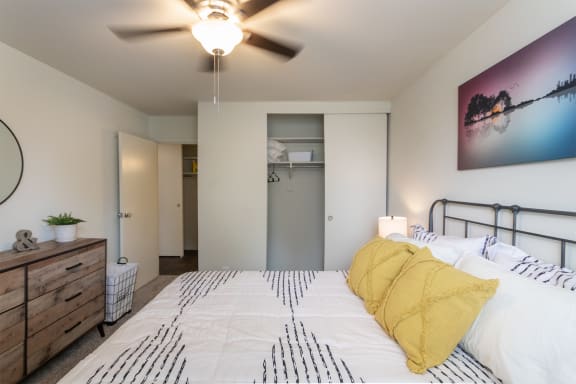 This is a picture of the bedroom in a 576 sq foot 1 bedroom, 1 bath apartment at Red Bank Reserve in the Madisonville neighborhood of Cincinnati, Ohio.