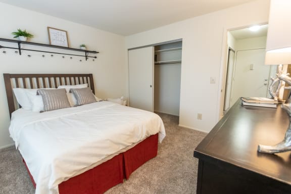 This is a picture of the bedroom in a 578 sq foot 1 bedroom, 1 bath apartment at Red Bank Reserve in the Madisonville neighborhood of Cincinnati, Ohio.