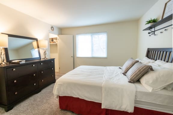 This is a picture of the bedroom in a 578 sq foot 1 bedroom, 1 bath apartment at Red Bank Reserve in the Madisonville neighborhood of Cincinnati, Ohio.
