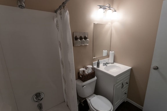 This is a picture of the bathroom a 549 square foot 1 bedroom, 1 bath apartment at Romaine Court Apartments in the Oakley neighborhood of Cincinnati, Ohio.