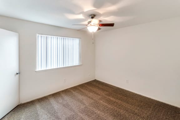 This is a photo of the living room in the 576 square foot 1 bedroom apartment at The Summit at Midtown Apartments in Dallas, TX.