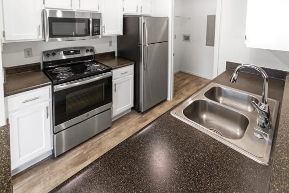 This is a photo of the kitchen of the 1100 square foot 2 bedroom, 2 bath Eaton floor plan at Washington Park Apartments in Centerville, OH.