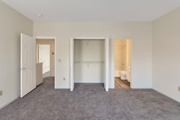 This is a photo of the primary bedroom of the 1280 square foot 2 bedroom, 2 and 1/2 bath Oakwood floor plan at Washington Park Apartments in Centerville, OH.