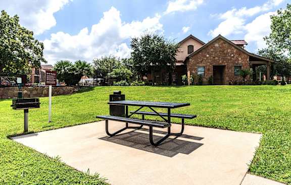 Picnic Area at Stoneridge Apartments, Pflugerville Texas