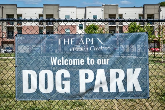 a sign that reads dog park on a fence