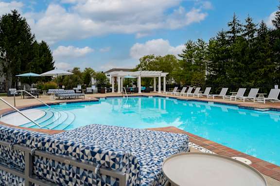 A pool with a blue and white tiled bench.