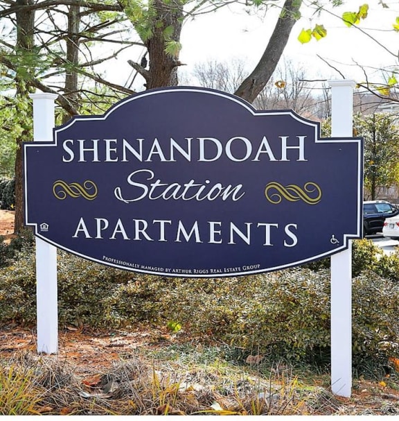 a sign for the shenandoah station apartments