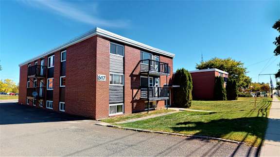 A red brick building with the number 872 on it.