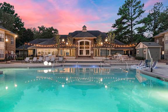Saltwater pool with sunshelf and Wi-Fi