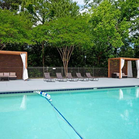 A pool with a blue rope in the middle of it.