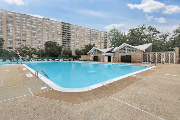 Large outdoor pool at Monticello at Southern Towers, Alexandria