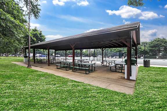 Outdoor Picnic Area at Stratford at Southern Towers, Alexandria