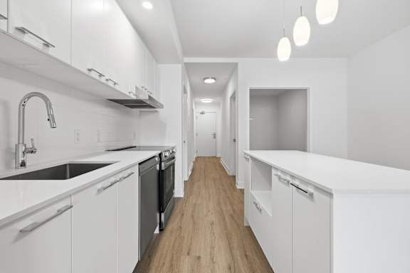 A modern kitchen with white interior at Château golf, Gatineau