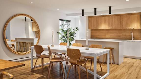 A modern kitchen with a dining table and chairs. at Château golf, Gatineau, QC J9H 0M9