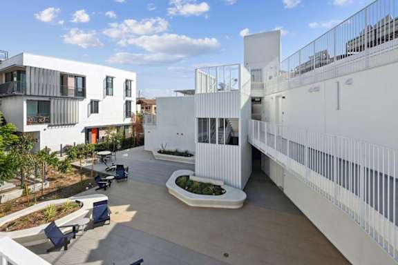 Large Courtyard View at The Wilson, Santa Monica, CA