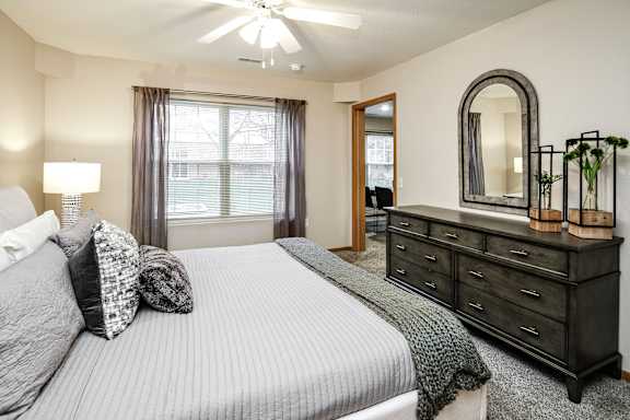 Beautiful Bright Bedroom at Tranquility Pointe, Omaha