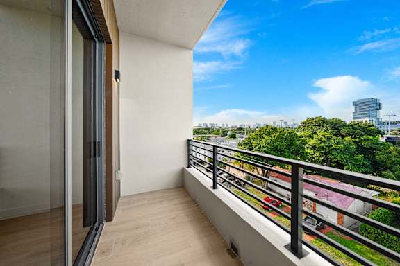 A balcony with a view of the cityscape.