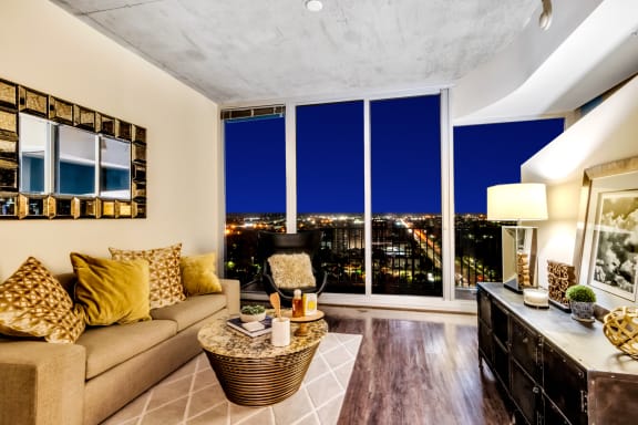 Allure at Hermann Park offers Ceiling to Floor Windows