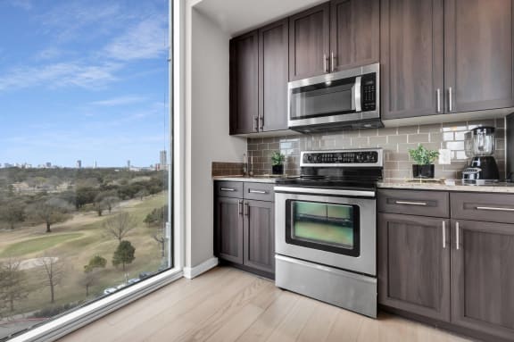 Allure at Hermann Park offers Ceiling to Floor Windows