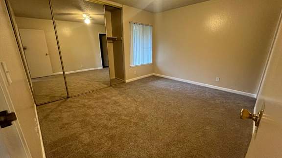 Room with a carpeted floor at Vacaville Park Apartments, Vacaville, CA