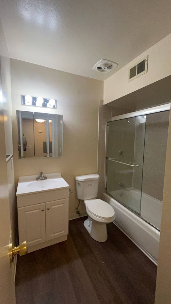 Bathroom With Bathtub at Vacaville Park Apartments, Vacaville