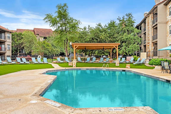 Large swimming pool at Waters Edge Apartment Homes, Georgetown, Texas