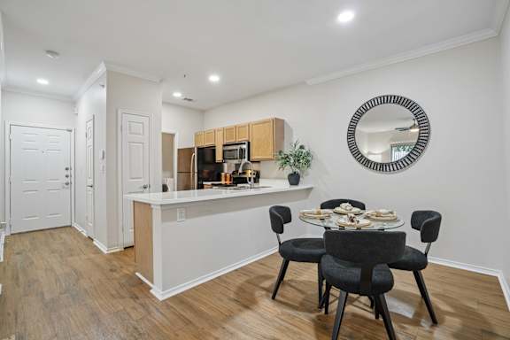 Dining space with breakfast bar and modern seating at Legends on the Green Apartments, Texas
