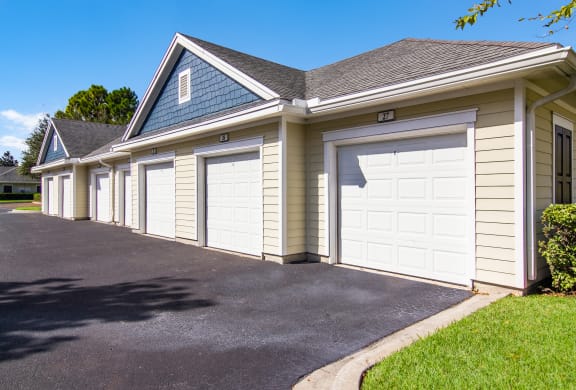 Detached garage units for rent in Wynnfield Lakes apartments in Jacksonville, FL