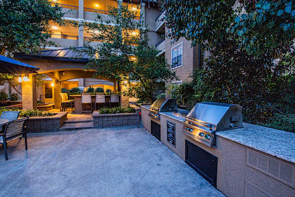 Galleria Dallas apartment rentals with outdoor barbecue grills and picnic tables