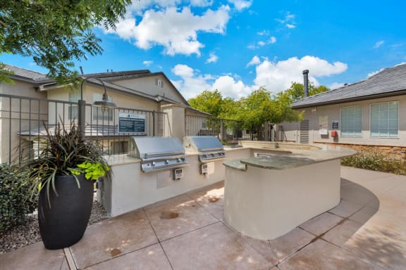 Outdoor BBQ at Apartments in Northwest Albuquerque