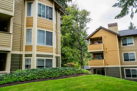 Private Secluded Patio Balcony at Vancouver Wa Apartments for Rent Near I-205