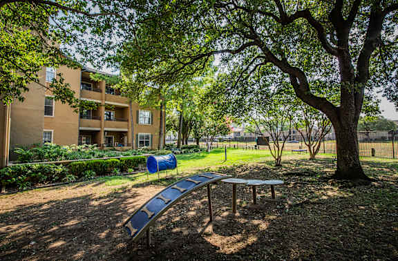 Dog and cat friendly apartments in Dallas with pet park