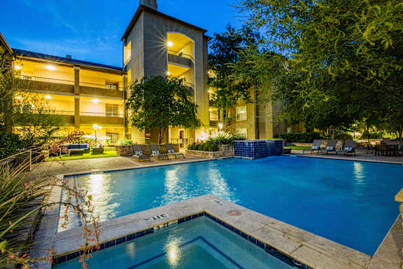 Spa hot tub open year-round at Hyde Park Apartments Dallas