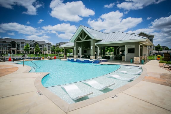 Resort Style Swimming Pool at Best Apartments in Houston