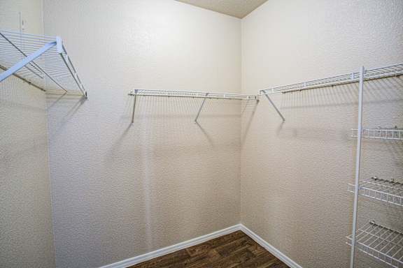 Glendale Apartments Near Me with Walk In Closet