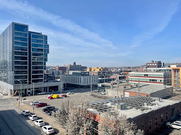 A parking lot with cars and a building in the background.