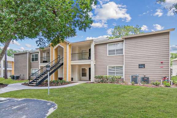 our apartments feature a spacious courtyard with a tree  at Palm Crossing, Winter Garden, Florida