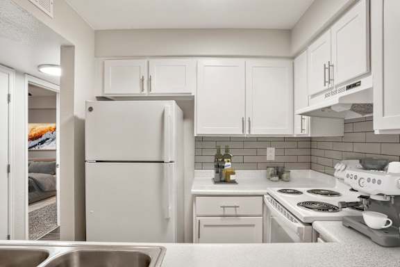 The Kitchen at Horizon East Apartments.