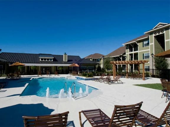 A pool with a fountain in the middle of it.
