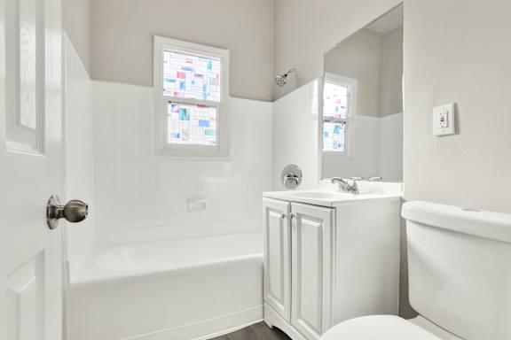 Bathroom With Bathtub at Barton Apartments, California