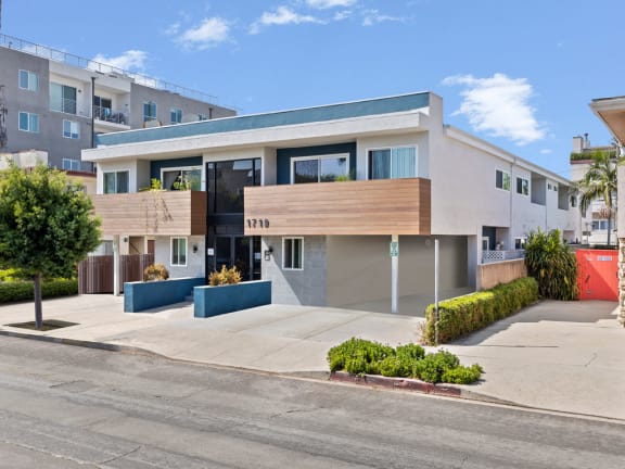 Front entrance at Federal Apartments in Los Angeles, CA