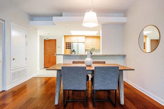 a dining room with a table and chairs a dining room with a table and chairs at Wilshire Margot, Los Angeles, 90024
