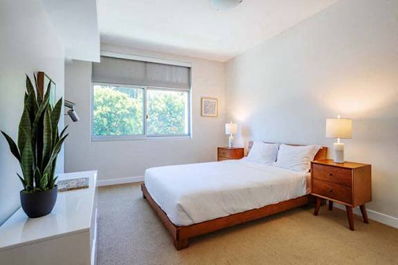 a bedroom with a bed and a potted plant a bedroom with a bed and a potted plant at Wilshire Margot, California