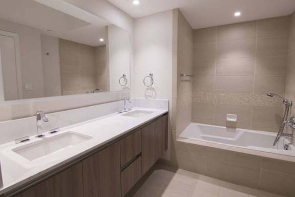 a bathroom with two sinks and a bath tub a bathroom with two sinks and a bath tub at Wilshire Margot, California, 90024