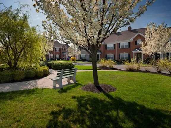 Grassy Area With Picnic Bench at Highlands at Warwick Apartments, Lilitz
