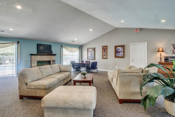 Ample Sitting Space In Clubhouse at Chestnut Ridge Apartments, Harrisonburg, VA