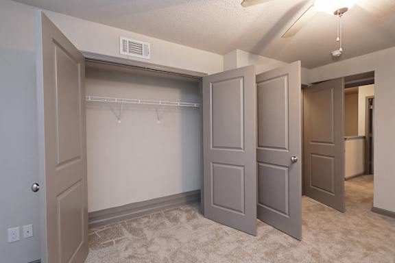 A room with a white ceiling and a white door with a light switch.