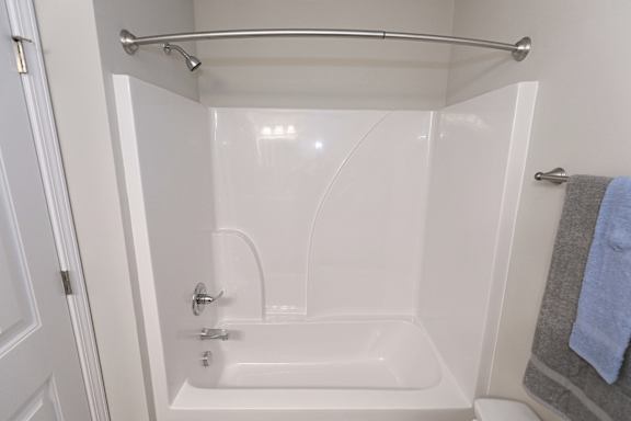 Oval Tub With Combo Shower at Helena Springs, Augusta, 30909